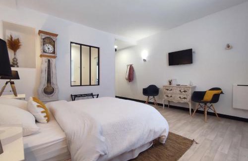 Argenton-sur-Creuse Apartment | La Chambre Jaune - Chambre avec salle de bain