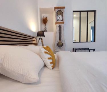 Argenton-sur-Creuse Apartment | La Chambre Jaune - Chambre avec salle de bain
