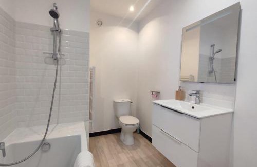 Argenton-sur-Creuse Apartment | La Chambre Jaune - Chambre avec salle de bain
