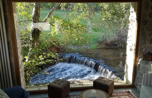 Bourg-Argental House | La chapelle moulin traversée par l'eau jacuzzi piscine classé 5 étoiles