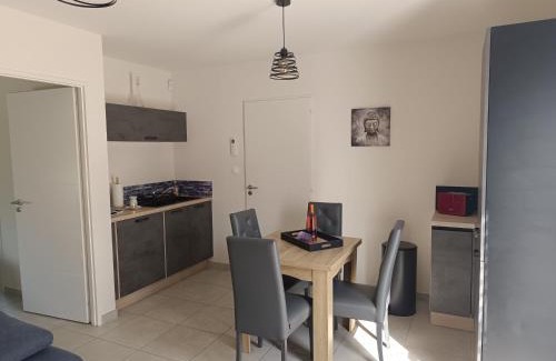 Taillades Apartment | La Cigale sous l'Olivier - Chambre , SdB et Salon Privé - Piscine