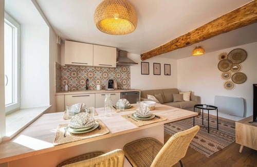 Carcassonne Apartment | La Citadelle ~ Garden ~ Jacuzzi ~ Near Cité