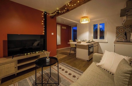Carcassonne Apartment | La Citadelle ~ Garden ~ Jacuzzi ~ Near Cité
