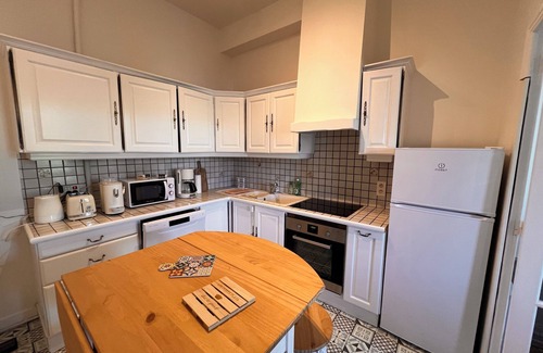 Rochefort Apartment | La Colbertine - Appart Cosy Ultra Équipé @ Place Mythique de Sœurs Jumelles