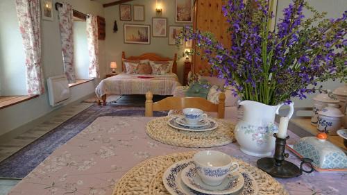 Saint-Romain House | La Colline de Tilleul - Les Deux Puits - Cosy Cottage with swimming pool near Aubeterre