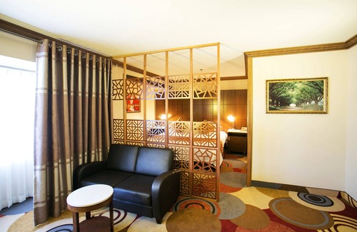 Rancho Dominguez Hotel | LA Crystal Hotel - Los Angeles Area