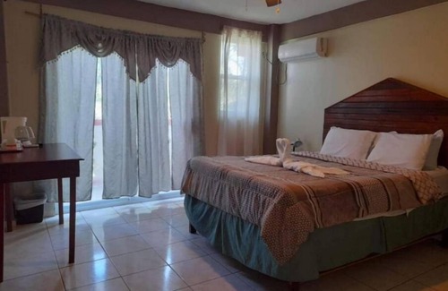 Corozal Hotel | La Delphina Bed and Breakfast Bar and Grill Queen