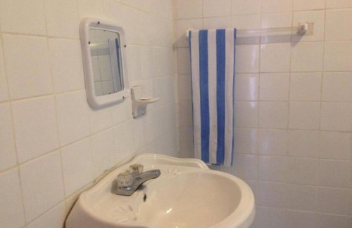 Corozal Hotel | La Delphina Bed and Breakfast Bar and Grill Queen