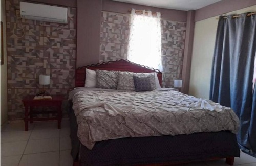 Corozal Hotel | La Delphina Bed and Breakfast Bar and Grill King Room