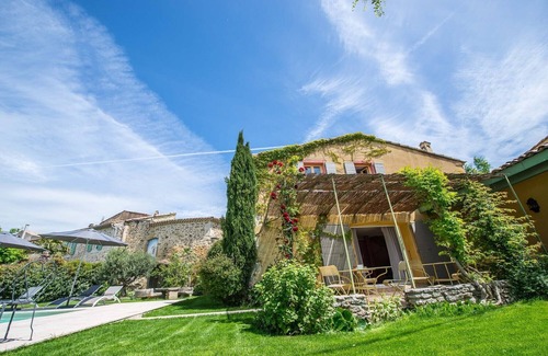 Colonzelle House | La Demeure de Cybèle | Gîte 10 pers. Drôme Provençale | Swimming pool & play area