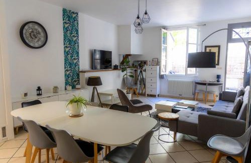 Chinon House | La Dodolela