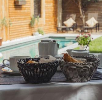 Montbazin Bed & Breakfast | La Domitia - Maison d'hôtes, massages & bien-être