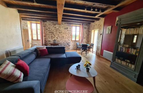 Saint-Amand-sur-Sevre House | La Dorgisière - Ferme du XVIIe rénovée, grand jardin arboré à 15 min du Puy duFou
