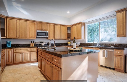 Tarzana House | LA Dream Gem! Beautiful home with Spa and EV charger for Tesla