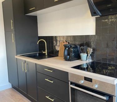 Cherbourg-en-Cotentin Apartment | La Duché - Appartement neuf central, calme, vue sur les toits de Cherbourg et Parking, intendance Luxury Host