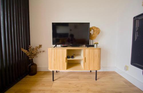 Cherbourg-en-Cotentin Apartment | La Duché - Appartement neuf central, calme, vue sur les toits de Cherbourg et Parking, intendance Luxury Host