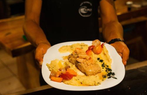 Mompiche Hotel | La Facha Hostal Restaurant Surf