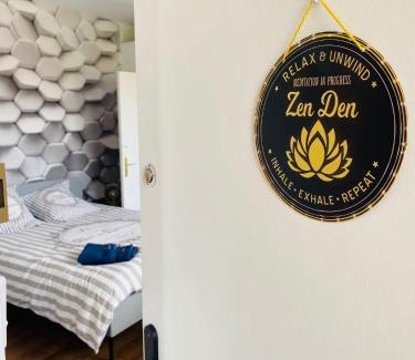 Achicourt Bed & Breakfast | La Fermette à Achicourt - Chambre ZEN, lit double avec grand bureau donnant sur cour au carré