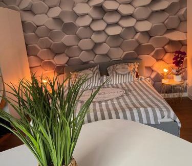 Achicourt Bed & Breakfast | La Fermette à Achicourt - Chambre ZEN, lit double avec grand bureau donnant sur cour au carré