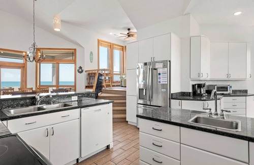 Pine Island House | La Fleur de Mer: Oceanfront, Pool, Spa, Rec Room