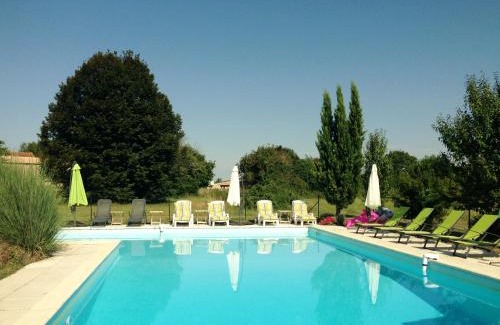 Lorignac House | La Galerie gîte climatisé 4 chambres 8 personnes 2 salles d'eau WIFI parking piscine chauffée animaux acceptés Gîte en pleine nature