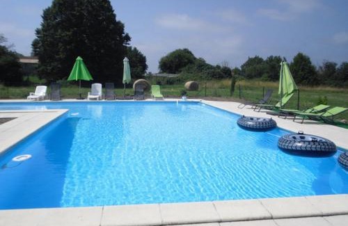 Lorignac House | La Galerie gîte climatisé 4 chambres 8 personnes 2 salles d'eau WIFI parking piscine chauffée animaux acceptés Gîte en pleine nature
