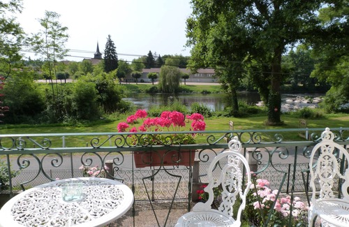 Exideuil Cottage | La Garenne, 3 Star Riverside Gite with village views from Vienne River Vacances