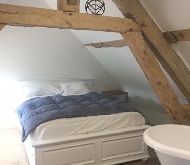 Mehers House | la grosse pierre