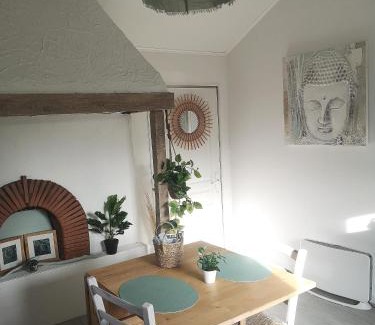 Sainte-Eulalie-en-Born Apartment | La Guirosse