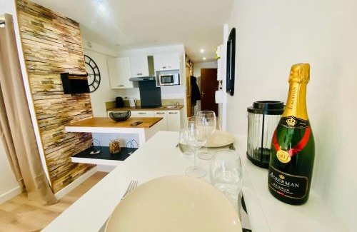 Quartier Administrations Apartment | La Halte Tendance - terrasse - clim