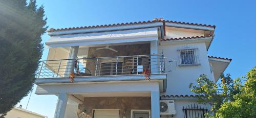 Paralia Mesis House | LA Home