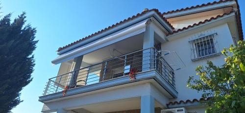 Paralia Mesis House | LA Home