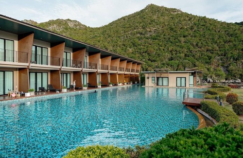Sam Roi Yot Hotel | La Isla Pranburi Beach Resort
