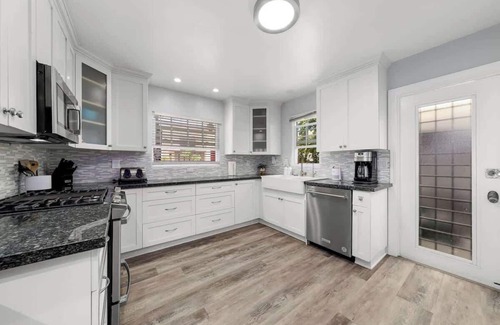 Beach Barber Tract House | La Jolla Beach Cottage + Private Guest Suite