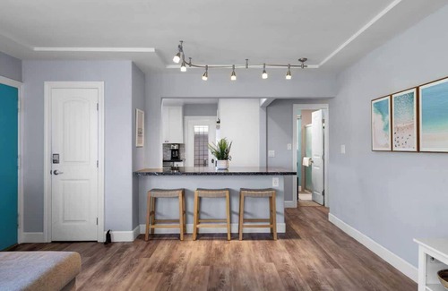 Beach Barber Tract House | La Jolla Beach Cottage + Private Guest Suite
