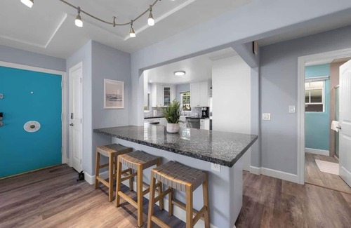 Beach Barber Tract House | La Jolla Beach Cottage + Private Guest Suite
