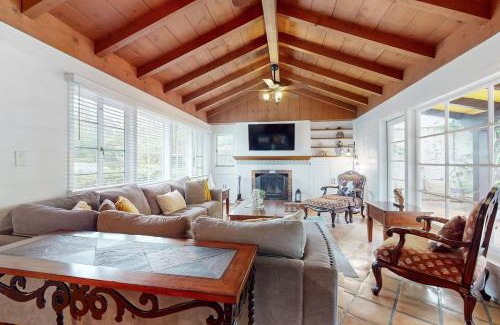 Country Club House | La Jolla Historic Gem, Hot Tub, Game Room, Garden Oasis with Firepit & Courtyard Dining