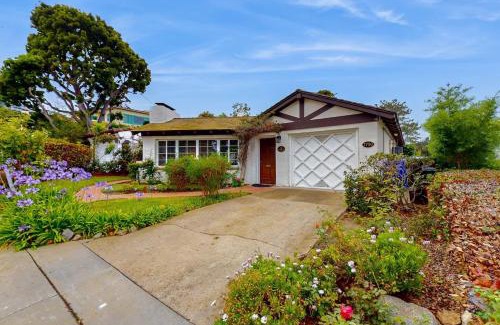 Country Club House | La Jolla Historic Gem, Hot Tub, Game Room, Garden Oasis with Firepit & Courtyard Dining