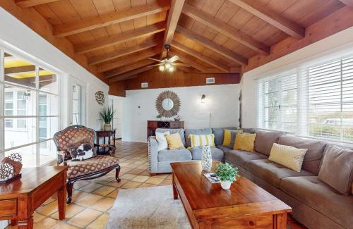 Country Club House | La Jolla Historic Gem, Hot Tub, Game Room, Garden Oasis with Firepit & Courtyard Dining