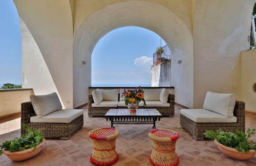 Capri House | La Loggia, a splendid Capri house a stone's throw from the famous square