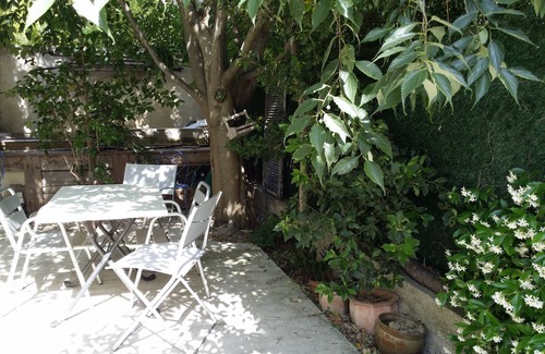 Saint-Laurent-d'Aigouze House | La Maison du Micocoulier, 80 m2, and its large green patio