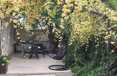 Saint-Laurent-d'Aigouze House | La Maison du Micocoulier, 80 m2, and its large green patio