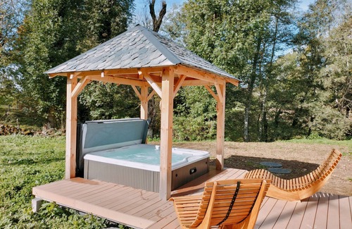 Saint-Bonnet-de-Condat House | La maison des volcans Cantal, pretty Auvergne house with jacuzzi