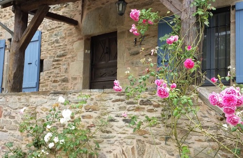 Druelle Balsac House | La Maison aux Volets Bleus