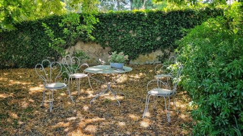 Prunay-Cassereau Bed & Breakfast | La Maison Céladon