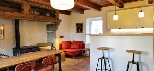 Mazeyrat-d'Allier House | La Maison Chez Lisette avec piscine et terrain de pétanque privé au bord de l'Allier !