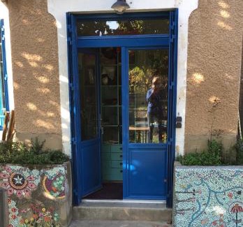 Accolay House | La maison colorée