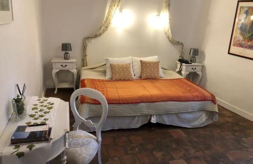 Collias House | LA MAISON D'ÔRÉ - Billard, fléchettes, cheminée