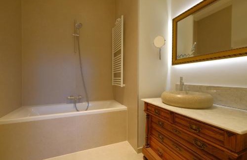 Mons Bed & Breakfast | La Maison de la Duchesse de la Vallière - Parking privé gratuit