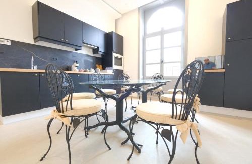 Mons Bed & Breakfast | La Maison de la Duchesse de la Vallière - Parking privé gratuit
